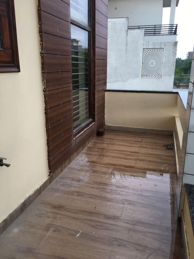 Balcony, parklands 3 Bedroom 300 Sq.Yd. Builder Floor In Sector 85 Faridabad 8618675