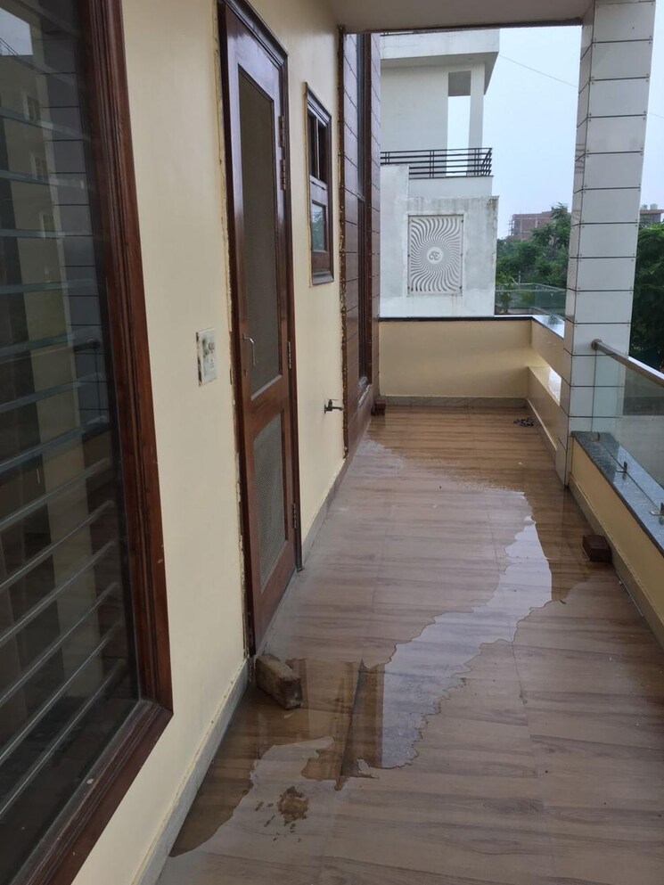 Balcony, parklands 3 Bedroom 300 Sq.Yd. Builder Floor In Sector 85 Faridabad 8618675
