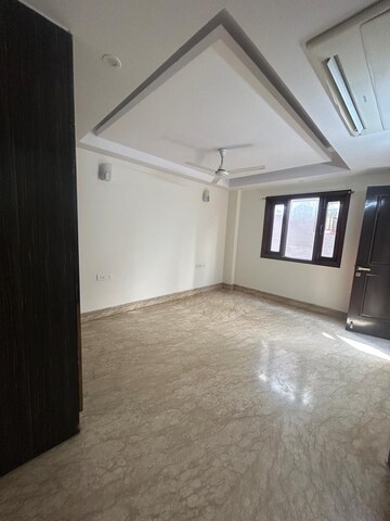 Room in 4 BHK Apartment at Veera Safdarjung Enclave, Safdarjung Enclave – for Rent
