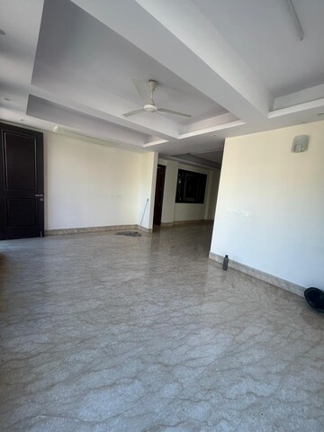 Room in 4 BHK Apartment at Veera Safdarjung Enclave, Safdarjung Enclave – for Rent