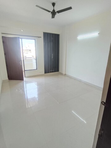 Room in 4 BHK Apartment at Sector 43 – for Sale