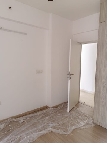Room in 3 BHK Apartment at DLF Regal Gardens, Sector 90 – for Rent