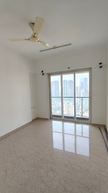 Room in 2 BHK Apartment at JP Decks, Goregaon East – for Rent