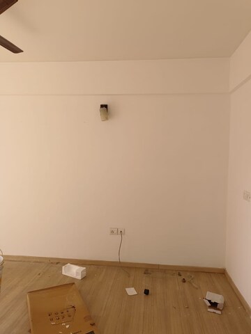 Furnished Amenities in 3 BHK Apartment at DLF Regal Gardens, Sector 90 – for Rent