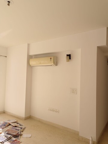 Room in 3 BHK Apartment at DLF Regal Gardens, Sector 90 – for Rent