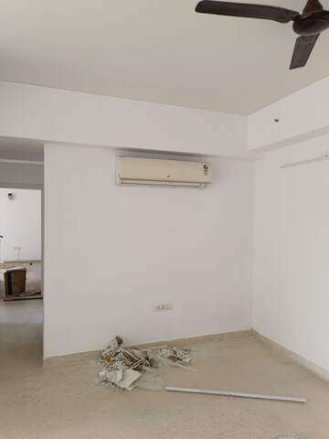 Room in 3 BHK Apartment at DLF Regal Gardens, Sector 90 – for Rent