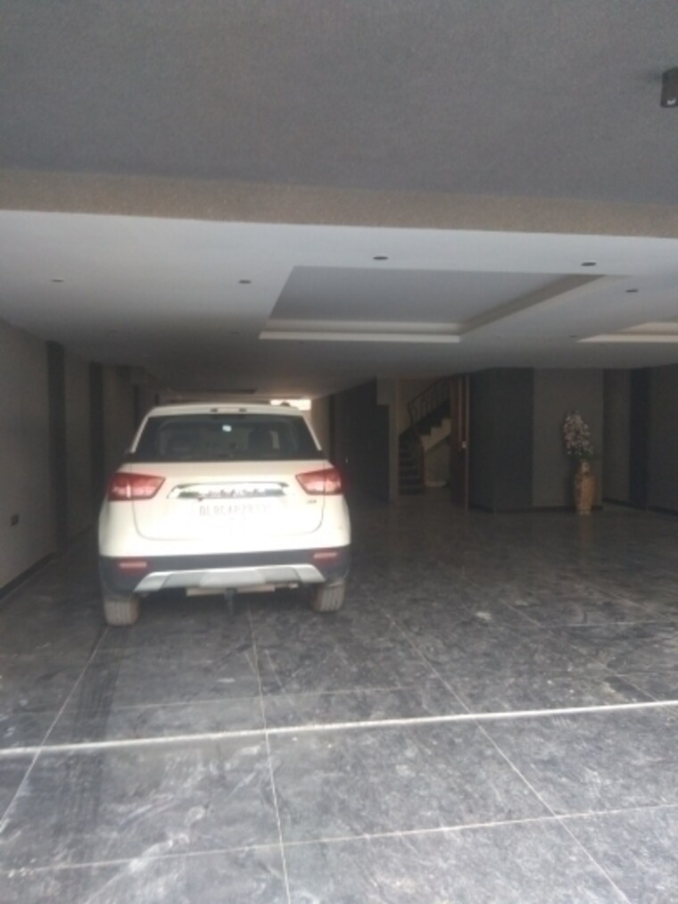  Parking, sukhdev vihar 4 Bedroom 300 Sq.Yd. Builder Floor In Sukhdev Vihar Delhi 8619450