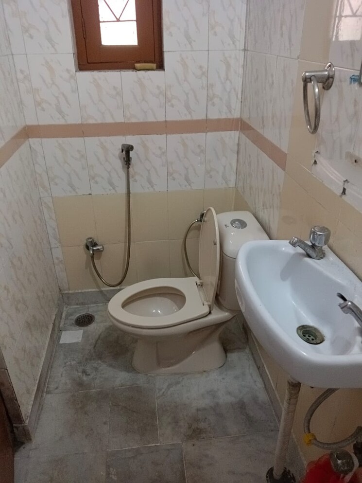 Bathroom, khanpur 2 Bedroom 44 Sq.Yd. Builder Floor In Khanpur Delhi 8619647