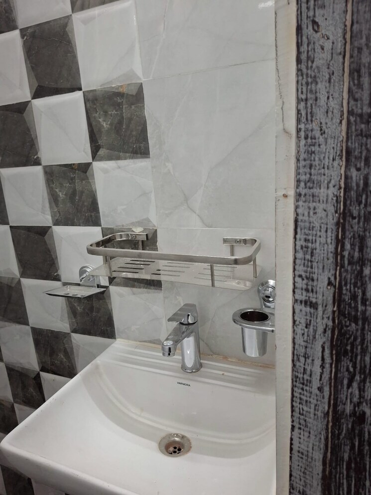 Bathroom, spl-homes-5 2 Bedroom 1000 Sq.Ft. Apartment In Sector 46 Gurgaon 8619451