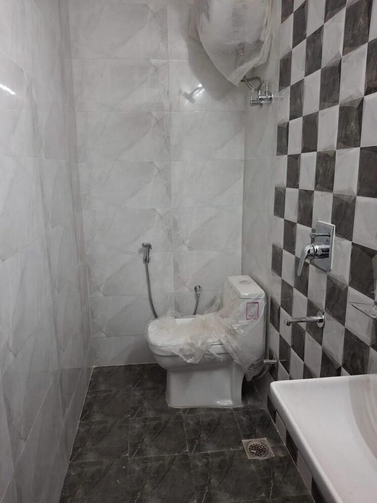 Bathroom, spl-homes-5 2 Bedroom 1000 Sq.Ft. Apartment In Sector 46 Gurgaon 8619451