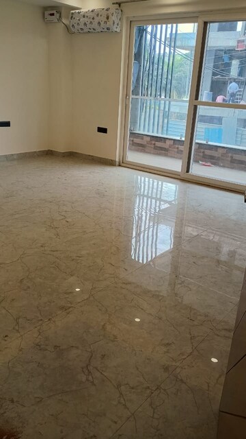 Room in 3 BHK Builder Floor at Sector 85 – for Rent