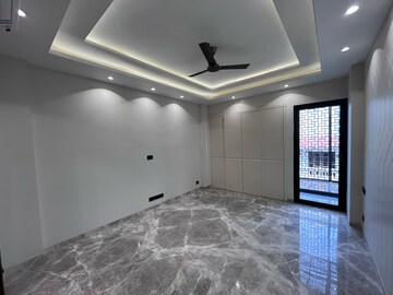Room in 4 BHK Builder Floor at Ansal Sushant Lok I, Sector 43 – for Rent