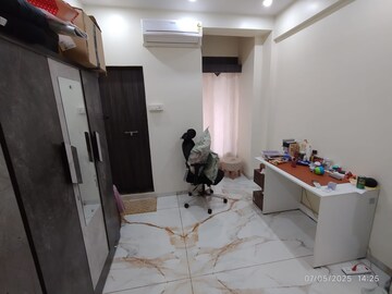 Master Bedroom in 3 BHK Apartment at Mahesh Kutir, Chembur – for Rent
