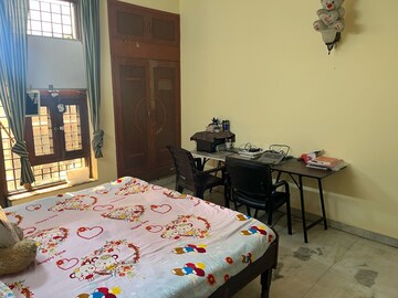 Bedroom in 3 BHK Apartment at Sector 44 – for Rent