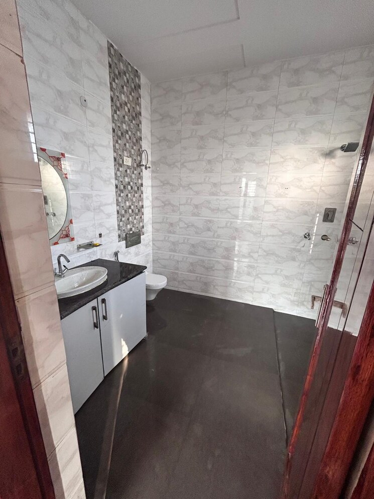 Balcony, parklands 3 Bedroom 300 Sq.Yd. Builder Floor In Sector 85 Faridabad 8620366