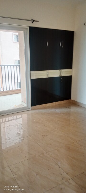 Room in 3 BHK Apartment at Gaur City 2 - 11th Avenue, Sector 16c Greater Noida – for Rent