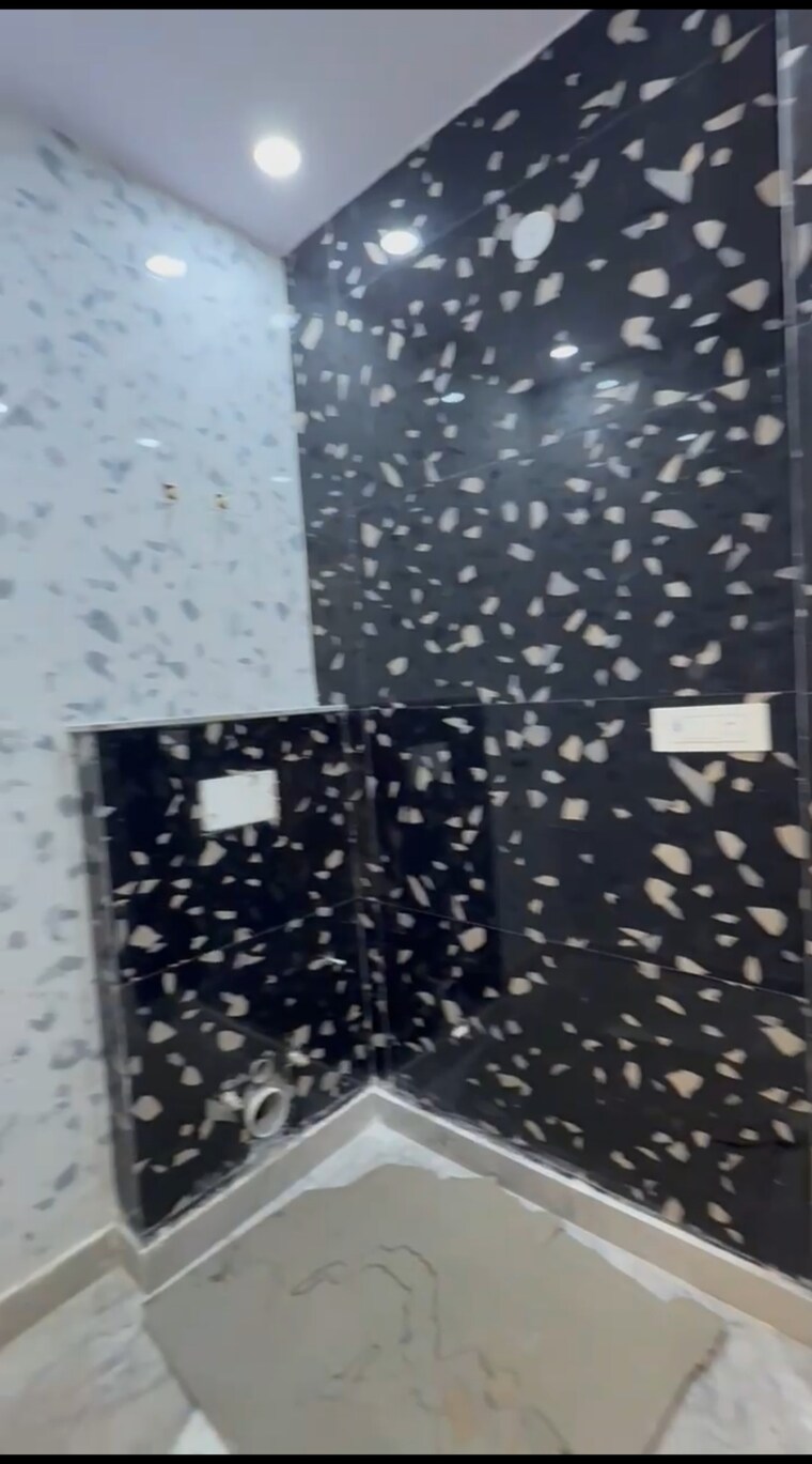 Bathroom, janakpuri 2.5 Bedroom 700 Sq.Ft. Builder Floor In Janakpuri Delhi 8620515