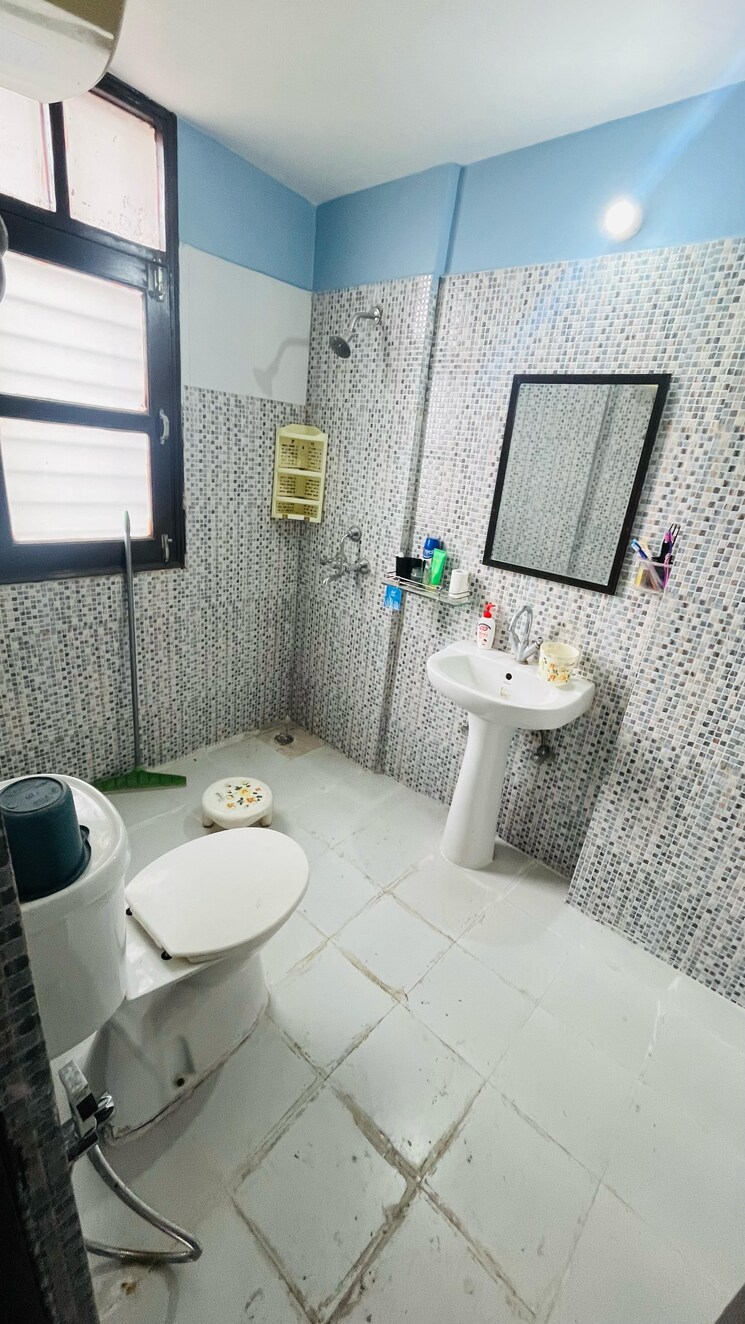 Bathroom, maya-garden-city 3 Bedroom 1852 Sq.Ft. Apartment In Lohgarh Zirakpur 8620743