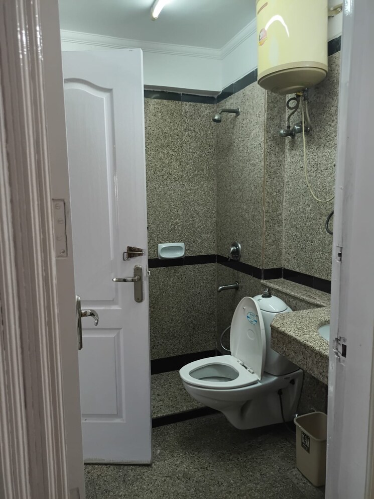Bathroom, sector 11 dwarka 3 Bedroom 1500 Sq.Ft. Apartment In Sector 11 Dwarka Delhi 8620766