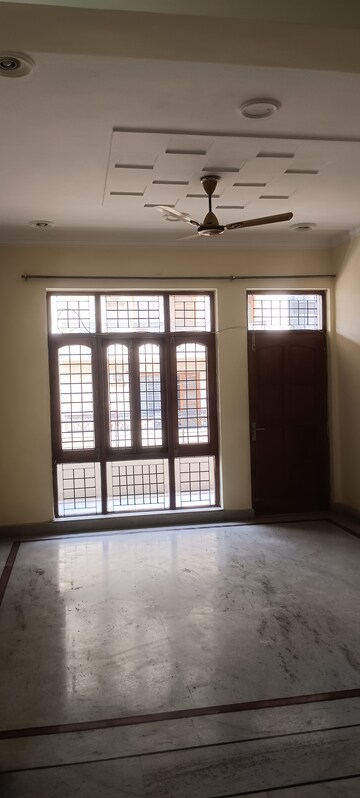Room in 2 BHK Builder Floor at Sector 15a – for Rent
