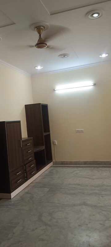 Room in 2 BHK Builder Floor at Sector 15a – for Rent