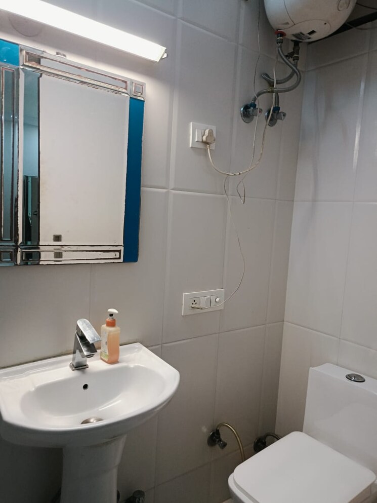 Bathroom, lajpat nagar ii 2 Bedroom 1000 Sq.Ft. Builder Floor In Lajpat Nagar ii Delhi 8584115
