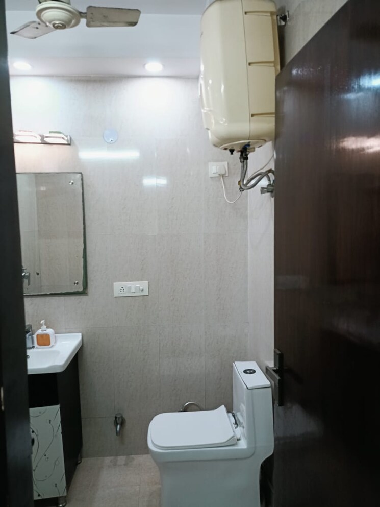 Bathroom, lajpat nagar ii 2 Bedroom 1000 Sq.Ft. Builder Floor In Lajpat Nagar ii Delhi 8584115