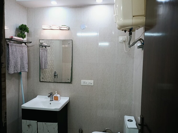 Bathroom, lajpat nagar ii 2 Bedroom 1000 Sq.Ft. Builder Floor In Lajpat Nagar ii Delhi 8584115
