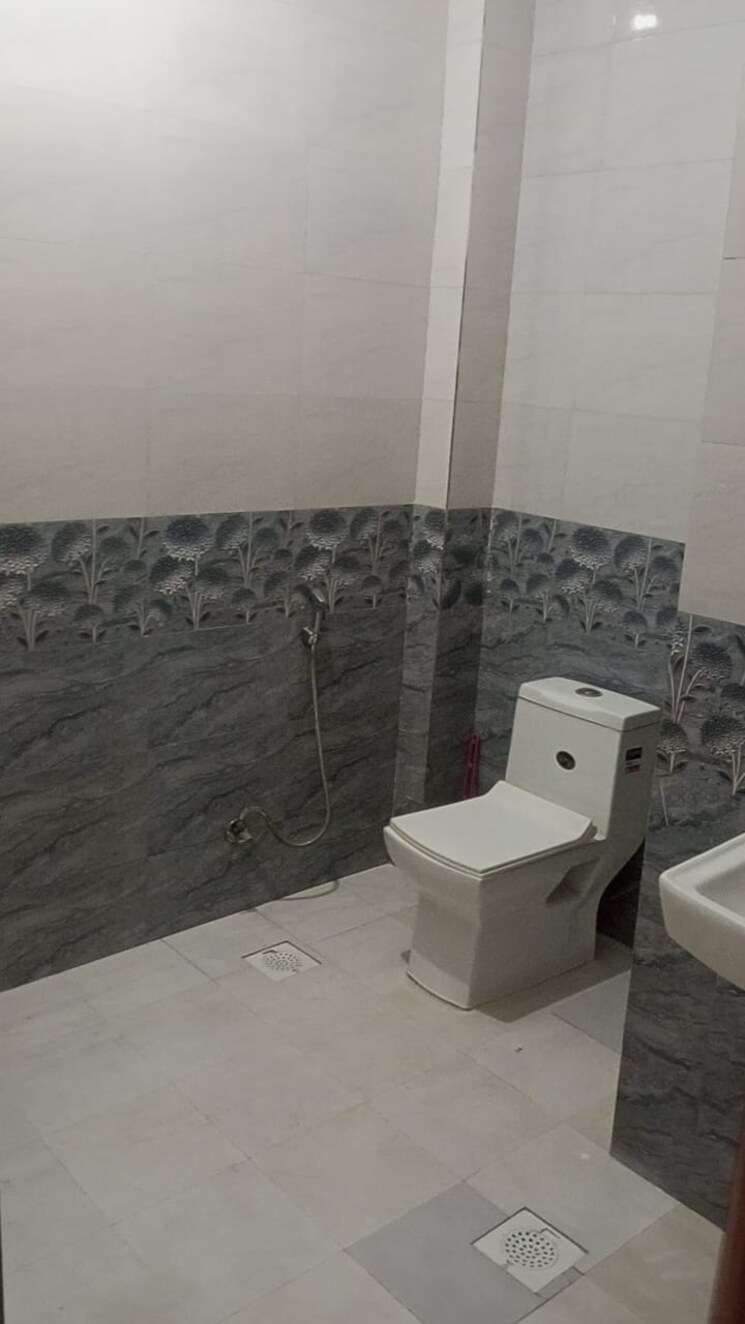 Bathroom, sector 55 3.5 Bedroom 1810 Sq.Ft. Independent House In Sector 55 Noida 8621120