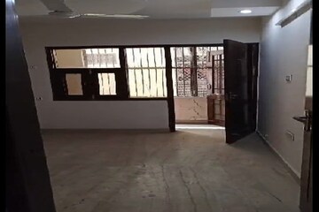 Parking in 3 BHK Builder Floor at Pitampura – for Sale