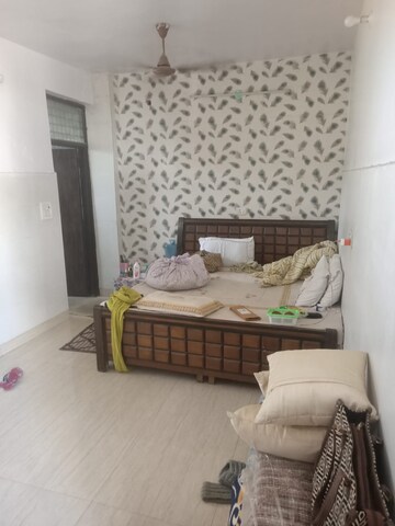 Bedroom in 2 BHK Builder Floor at Sector 40 – for Rent