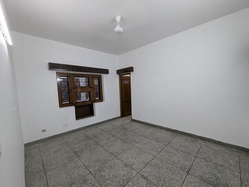 Room in 5 BHK Independent House at Sector 14 – for Rent