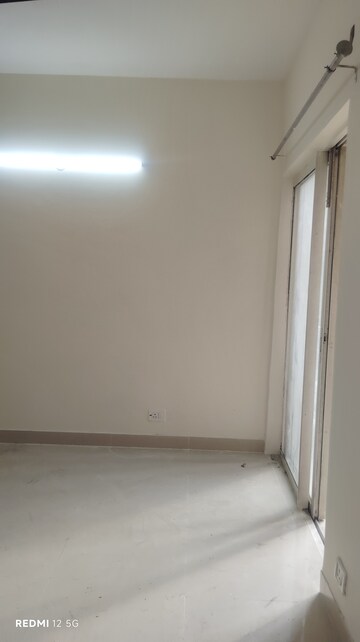 Room in 2 BHK Apartment at Paras Tierea, Sector 137 – for Rent