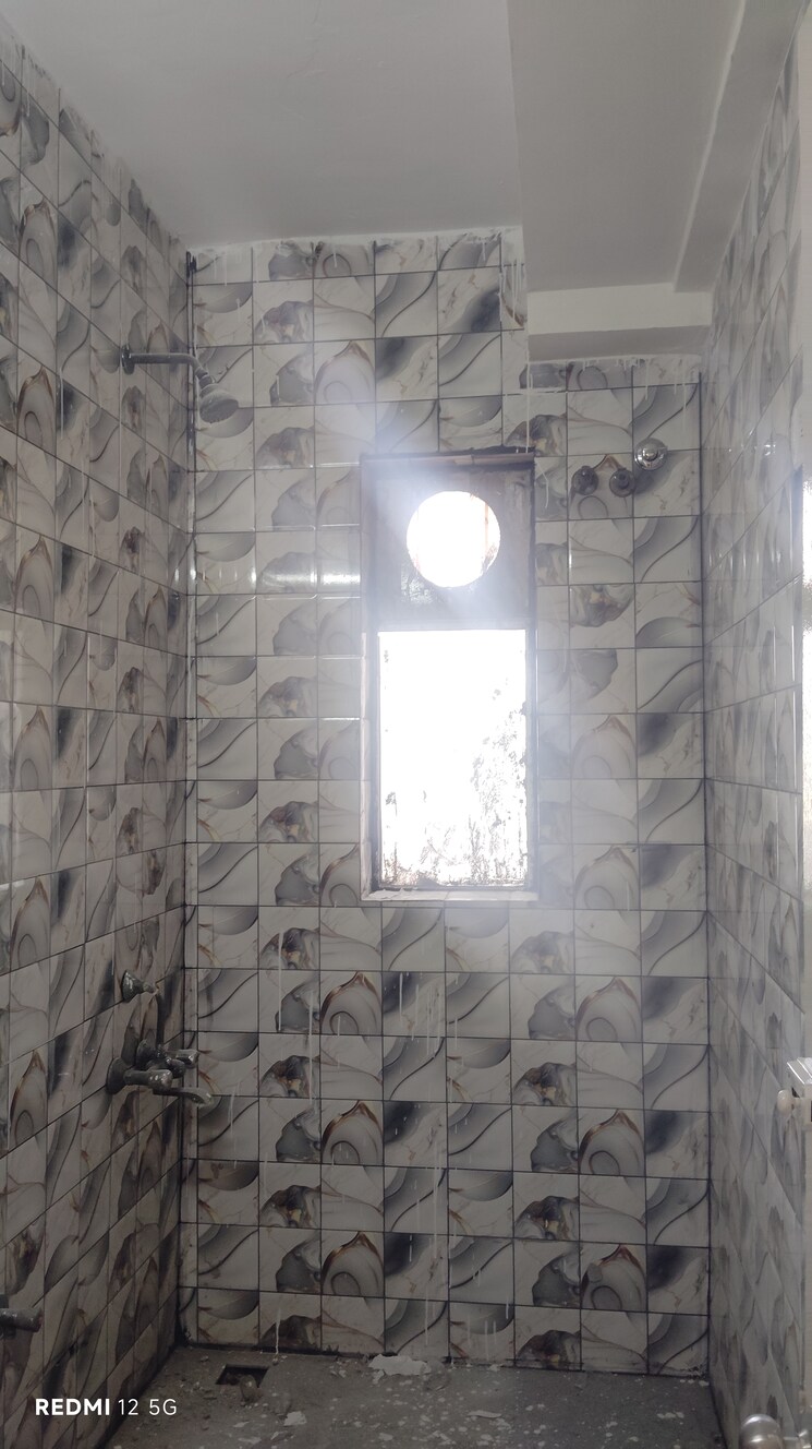 Bathroom, paras-tierea 2 Bedroom 825 Sq.Ft. Apartment In Sector 137 Noida 8621717