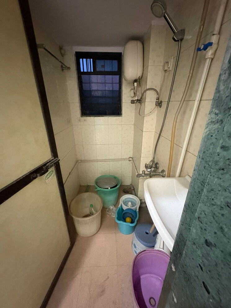 Bathroom, tilak-nagar-building 1 Bedroom 450 Sq.Ft. Apartment In Tilak Nagar Mumbai 8622043