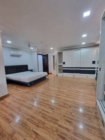 Room in 4 BHK Apartment at Juhu Trishul, Juhu – for Rent