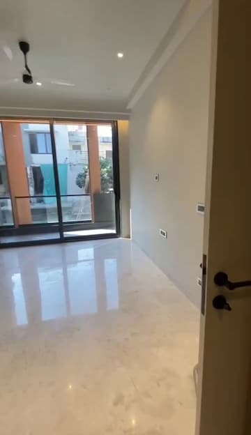 Room in 3 BHK Builder Floor at Nirvana Country – for Sale