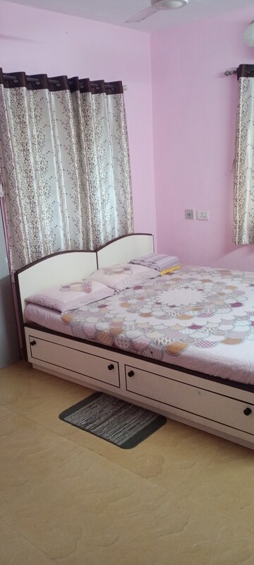 Bedroom in 2 BHK Apartment at Takshila CHS, Andheri East – for Rent