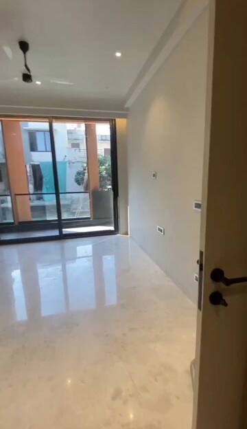 Room in 3 BHK Apartment at Unitech Deerwood Chase, Nirvana Country – for Sale