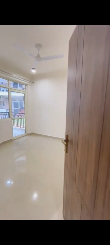 Room in 2 BHK Apartment at Suncity Avenue 76, Sector 76 – for Rent