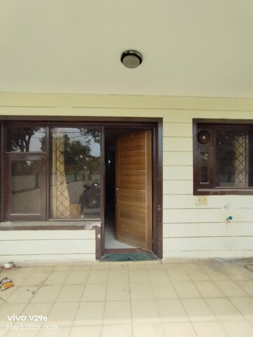 2 BHK Builder Floor For Rent in Hong Kong Bazaar, Sector 57