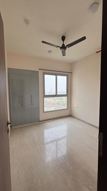 Room in 2 BHK Apartment at Piramal Vaikunth, Balkum Pada – for Rent