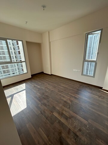 Room in 2 BHK Apartment at Piramal Vaikunth, Balkum Pada – for Rent