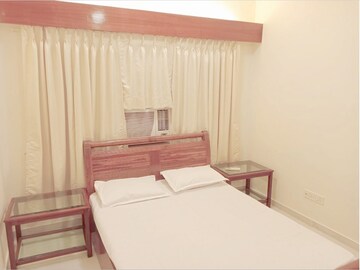 Bedroom in 1 BHK Apartment at Bandra West – for Rent