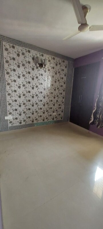 Room in 2.5 BHK Apartment at Smart World Orchard, Sector 61 – for Rent