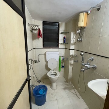 Team Area in 2 BHK Apartment at Malad East – for Rent