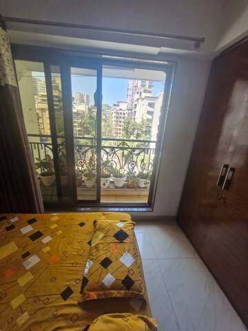 Room in 2 BHK Apartment at Union Park Khar West, Khar West – for Rent