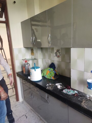 Furnished Amenities in 2.5 BHK Apartment at Drosia Apartments, Aliganj – for Rent
