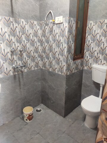 Bathroom in 2.5 BHK Apartment at Drosia Apartments, Aliganj – for Rent