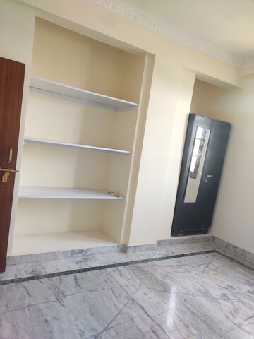 Room in 2.5 BHK Apartment at Drosia Apartments, Aliganj – for Rent